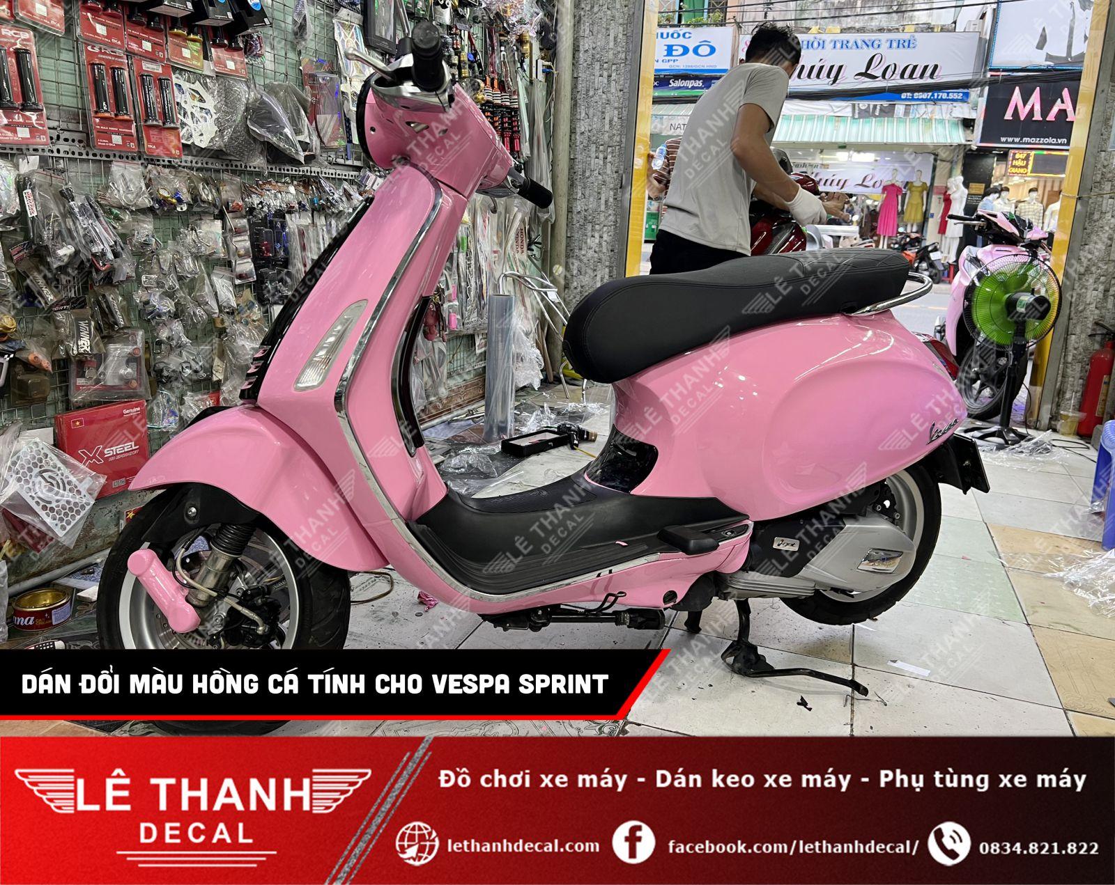 Dán decal đổi màu hồng cá tính cho Vespa Sprint