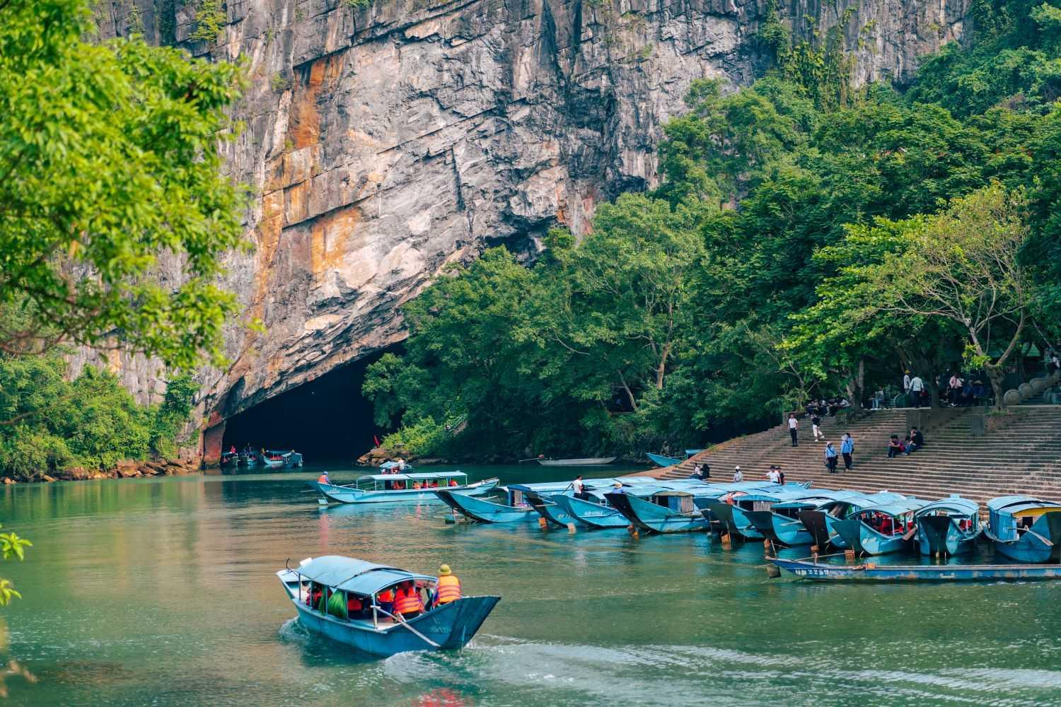 Đi thuyền trên sông Son để đến cửa Động Phong Nha.