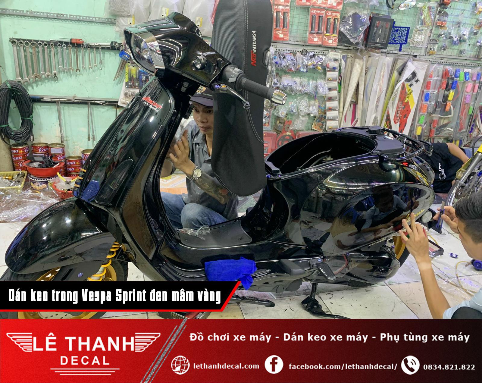 Dán keo trong xe Vespa Sprint đen mâm vàng